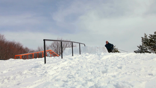 男人自由式滑雪在铁轨上运动视频