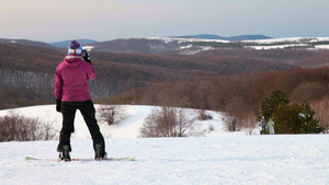 滑雪的运动员准备滑下山9秒视频