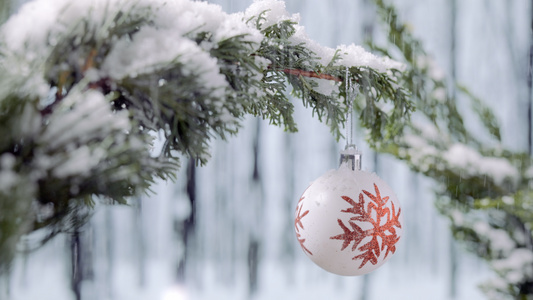 4k雪中松树林圣诞装饰球节日视频