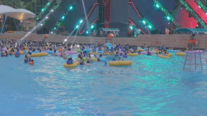 航拍城市游泳池冲浪场地舞台灯光演出表演音乐节欢乐人群4k素材58秒视频