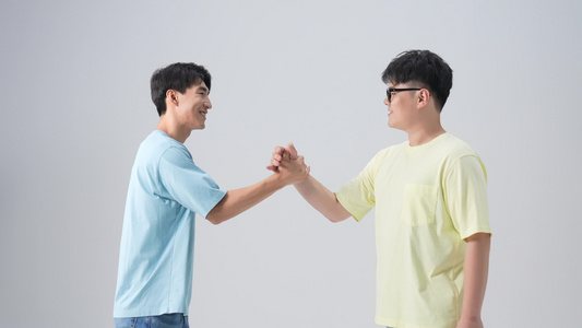 青年男性互相握手打招呼视频