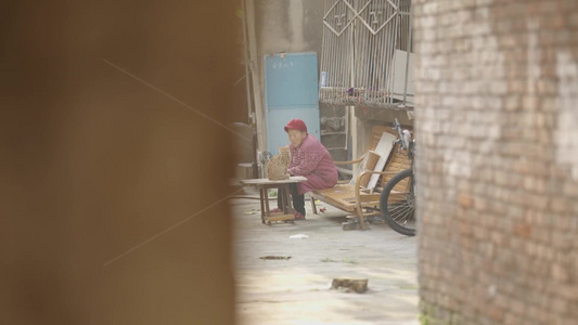 4k人文意境农村老人背影孤独伤感空镜头视频