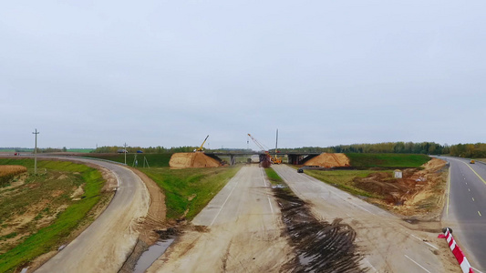 在高速公路上修建桥梁视频