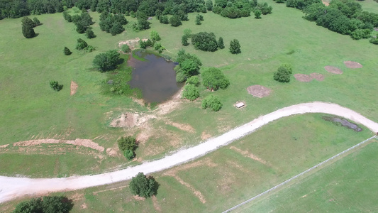 空中飞越池塘的视频视频