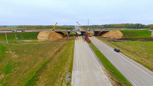 在公路上对建筑桥进行空中观察47秒视频