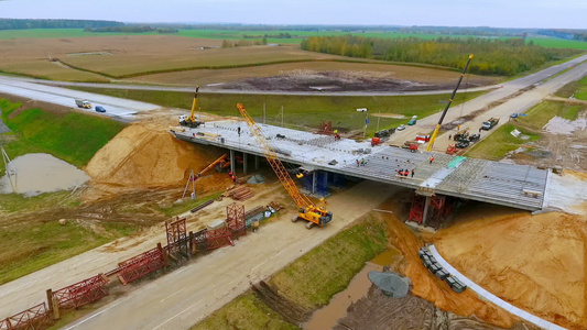 公路建设:从上面的汽车高速公路上桥建设查看视频