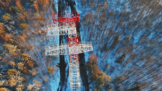 冬季森林中的电力塔电力塔铁塔视频