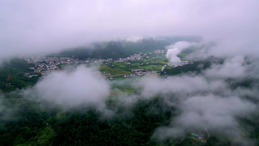 航拍雨后云雾里桂林喀斯特田园风光视频