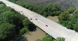 登顿德克萨斯州380号高速公路上驾车的汽车航拍17秒视频