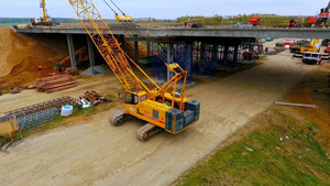 建造桥梁.高速公路上爬行起重机修理桥的天空透视42秒视频