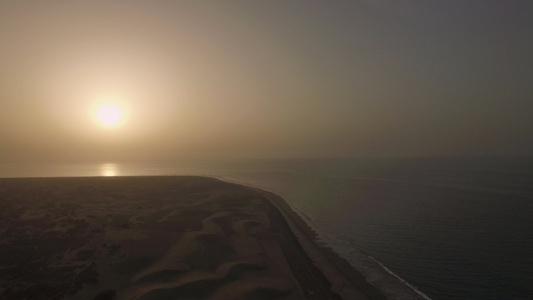 日落时有沙丘的海岸视频