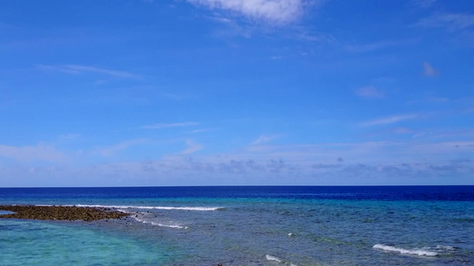 白沙背景蓝海热带海岸线海滩的无人机空中性质视频