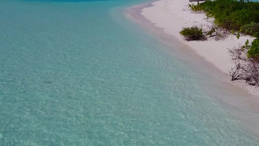 蓝色环礁湖和清洁沙地背景的美丽旅游海滩生活方式的空中视频