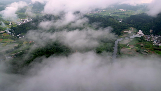 航拍雨后云雾里桂林喀斯特田园风光视频