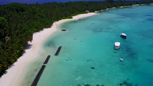 以蓝水和白色沙尘背景航行的热带海岸线海滩上空中无人驾驶视频
