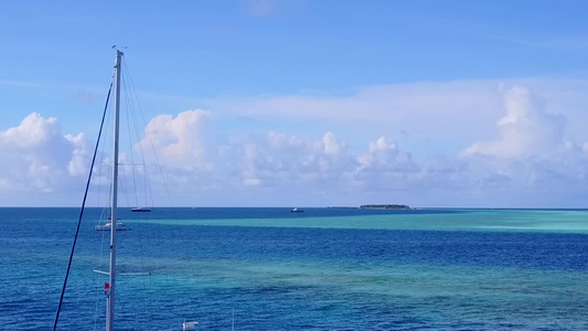 完美的海湾海滩度假的无人机海景清澈的海水白沙背景视频
