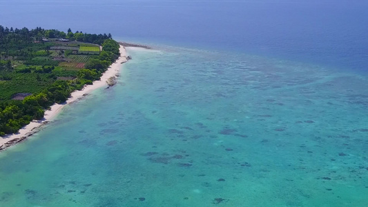 水蓝色海洋和白色沙滩背景下热带泻湖海滩时间的空中无人机视频