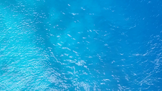 白沙背景透明水完美度假海滩度假的空中无人机海景视频