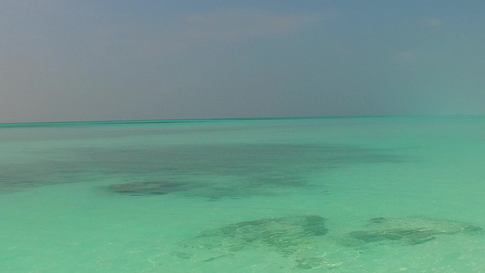 以蓝海和白沙背景进行美丽旅游海滩旅行的空中无人驾驶视频
