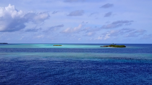 由蓝海和白沙本底的蓝色海洋所探索的奇异海岸海滩远洋视频