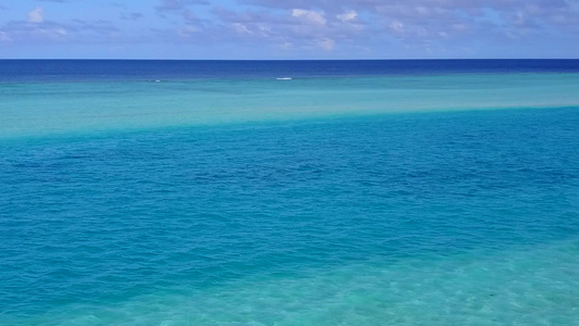 热带海湾海滩以清洁沙土背景的清水航行的热带湾海滨自然视频