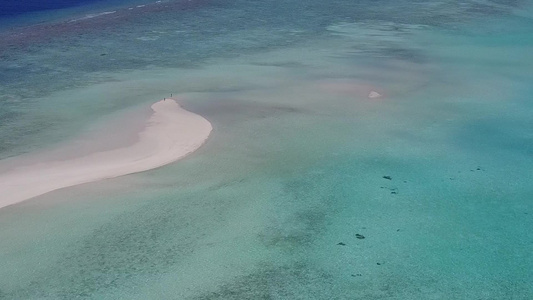 蓝海白沙背景下美丽的海岸海滩视频