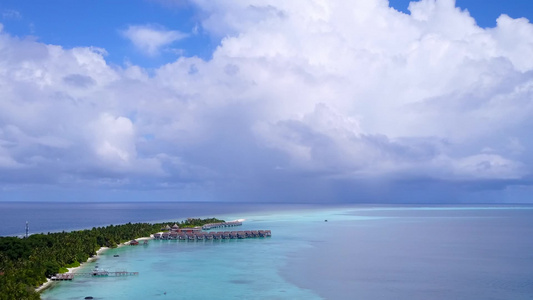 以蓝绿色海和白沙为背景的美丽海观海滩度假日的空中旅游视频