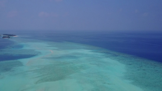 白沙背景蓝色环礁湖的天堂湾海滩生活方式空中旅行之旅视频