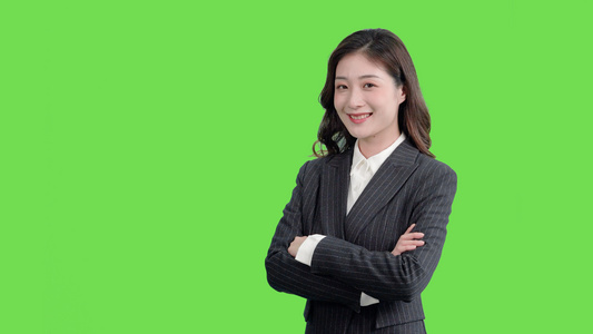 4k商务女生抱胸绿幕抠像视频视频