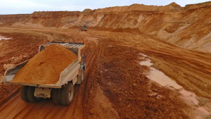 在沙采石场运输子的采矿卡车17秒视频
