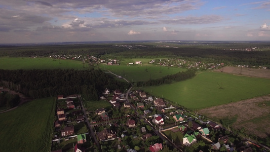 飞越辽阔的绿色农村地区和村庄俄罗斯视频