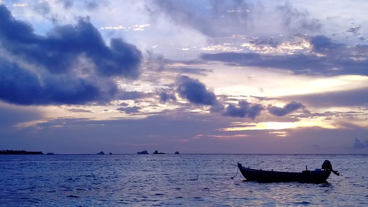 白沙背景透明海热带海滨海滩度假的空中无人机风景视频