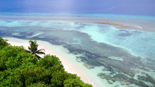 白沙底蓝绿色环礁湖航行的奇异海岸海滩海景海景观测视频
