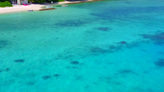 蓝色环礁湖和白色沙滩背景的热带度假胜地海滩生活方式视频