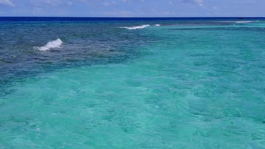 以白色沙滩背景的蓝海观视奇异海湾海滩度假的海景视频