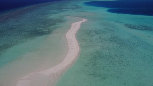 美丽的海滨海滩生活方式的空中旅行由白沙底绿石水构成视频