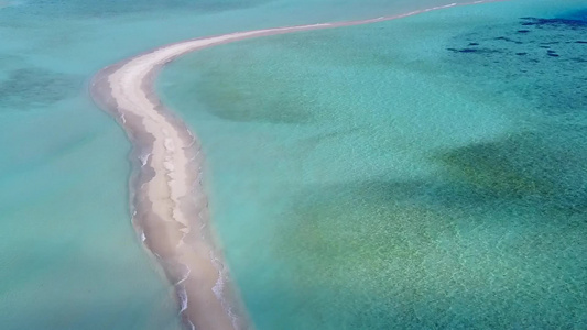 蓝海白沙背景海洋泻湖海滩度假的无人机空中摘要视频