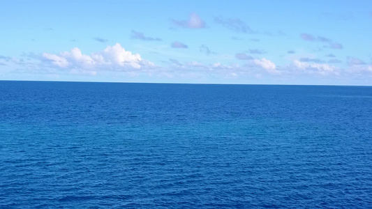 以白沙底浅海为背景的浅海航行的长边海岸海滩的空中无人驾驶视频