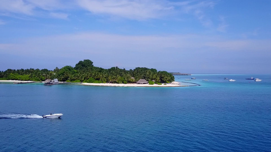 蓝色环礁湖和白色沙滩背景的豪华海岸线海滩时间的无人驾驶视频