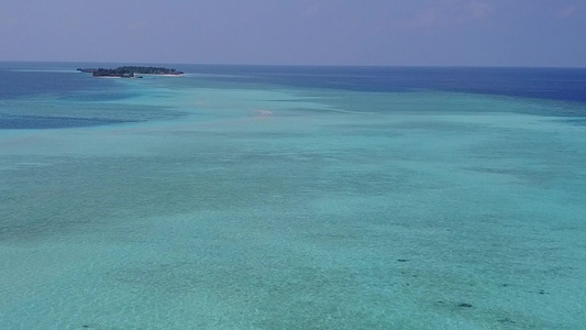 蓝海白沙背景下美丽旅游海滩生活方式的无人机空中风景视频