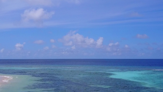 蓝海和白沙底蓝海与白沙背景的伊德丽环礁湖海滩冒险飞行视频
