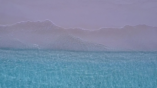 以蓝海和白沙滩背景航行的奇异岛屿海滩空中无人驾驶飞机视频