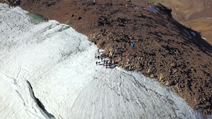 人们在雪山顶上航拍9秒视频