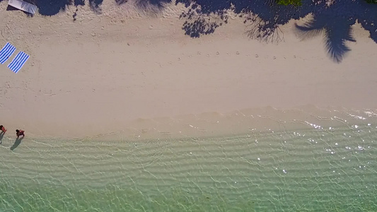 乘坐蓝水和白色沙子背景的蓝色水乘豪华海湾海滩旅行视频