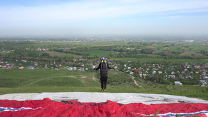 滑翔伞的开始滑翔伞机翼升起航拍19秒视频