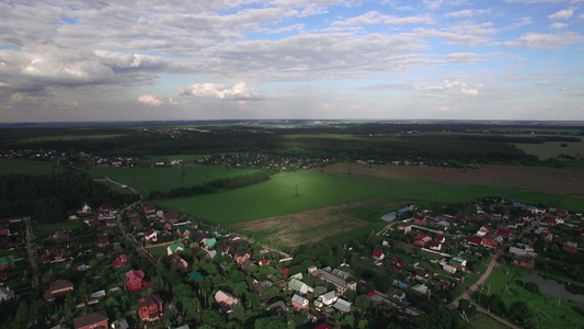 飞越俄罗斯各村庄在绿田和林视频