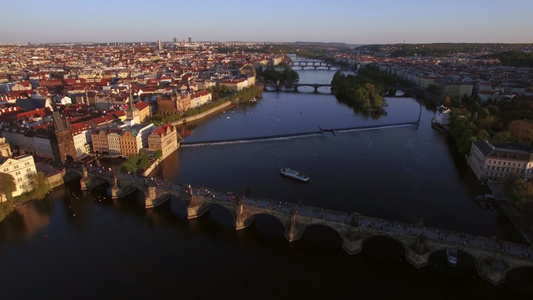 利用Czech共和国Charles桥进行空中巡视视频