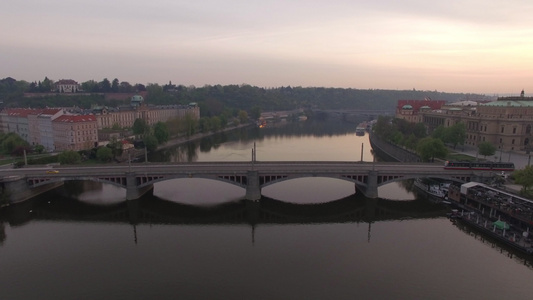在普莱格的伏尔塔瓦河上桥视频