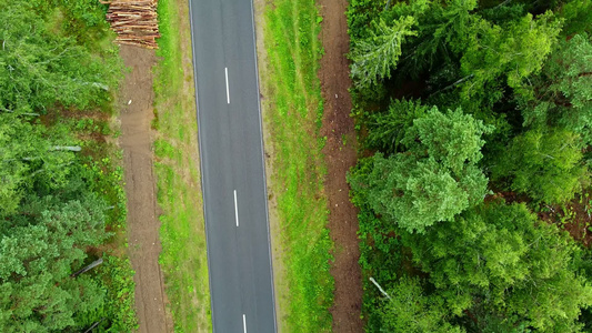 无人机降落在森林道路上视频