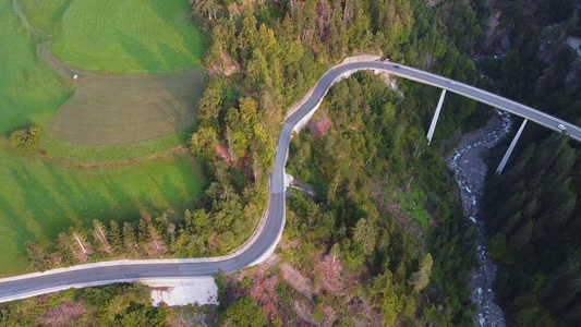 道路和桥梁的布景和两边绿色环境的桥梁视频